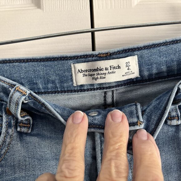 New without tags, women's Abercrombie & Fitch jeans. Size 4 - Picture 2 of 4